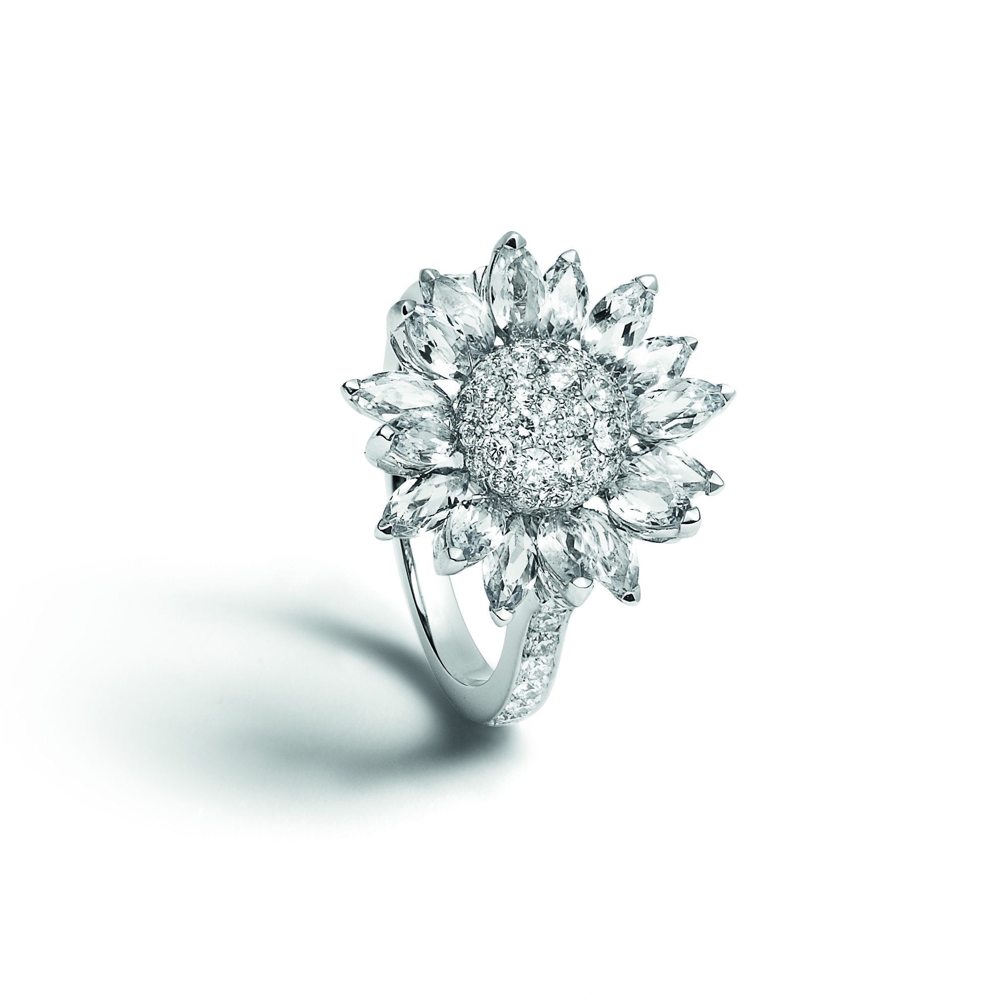 Daisy Ring in 18ct White Gold with Diamonds